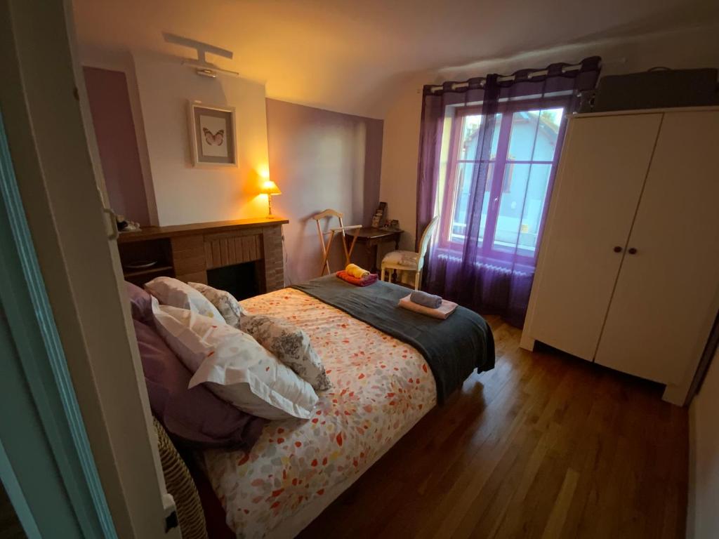 En eller flere senge i et værelse på SUITE FAMILIALE DU BOURGEAU