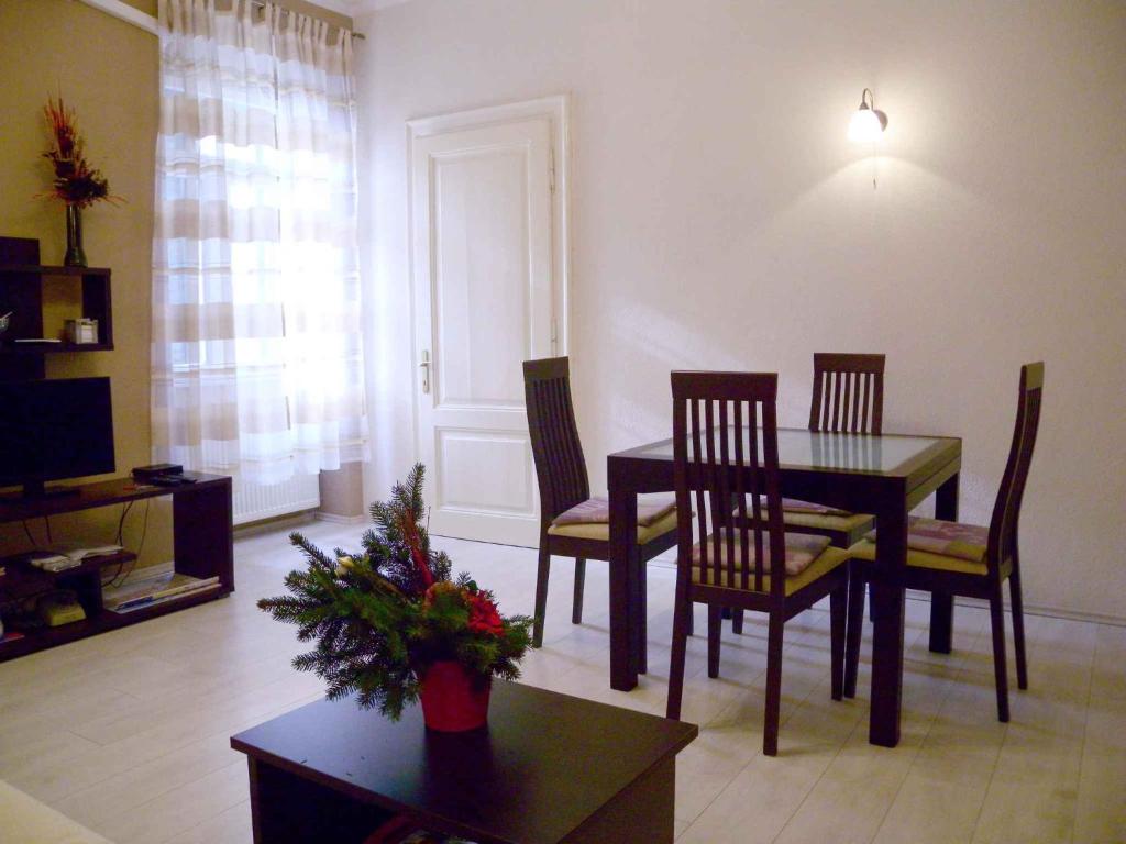 uma sala de estar com uma mesa de jantar e cadeiras em Apartment in Rijeka 36068 em Rijeka