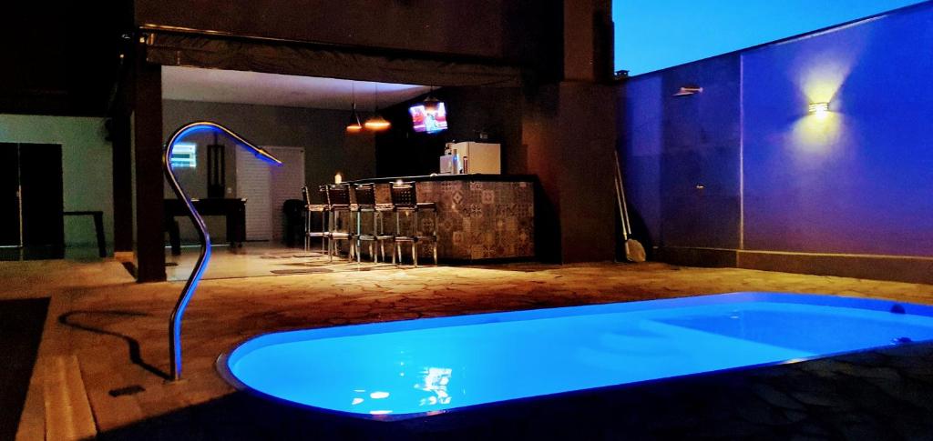 een groot blauw bad in een kamer met een tv bij Recanto Castro in Olímpia