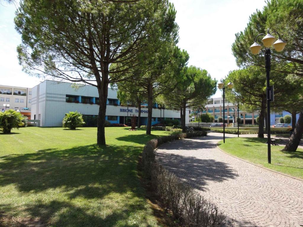 A garden outside Apartments in Bibione 24609