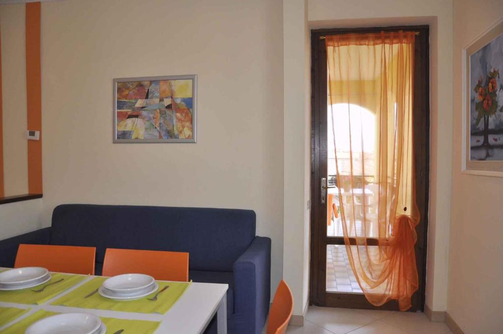 - un salon avec un canapé bleu et une table dans l'établissement Apartment in Lazise/Gardasee 36123, à Lazise