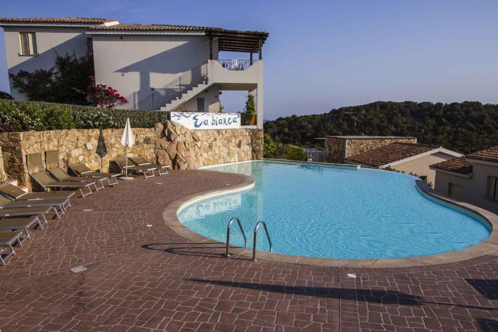 einem großen Pool vor einem Gebäude in der Unterkunft Holiday home in Baja Sardinia 30355 in Cannigione