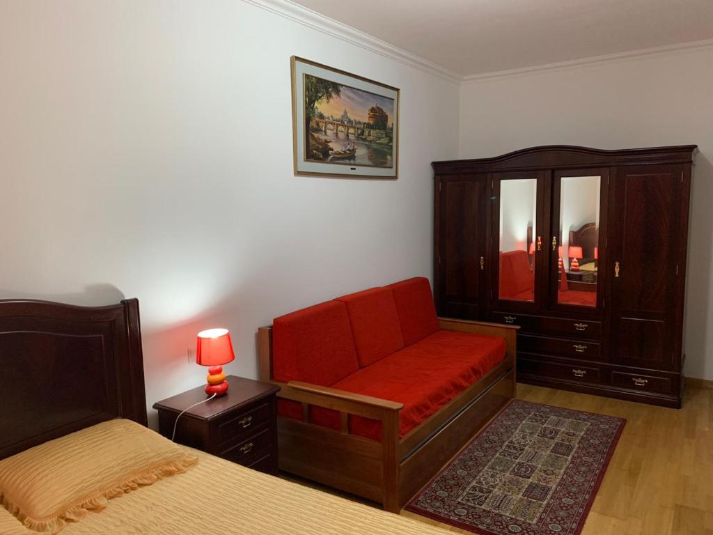 リスボンにあるNossa Casaのベッドルーム1室(ベッド1台、椅子、ドレッサー付)