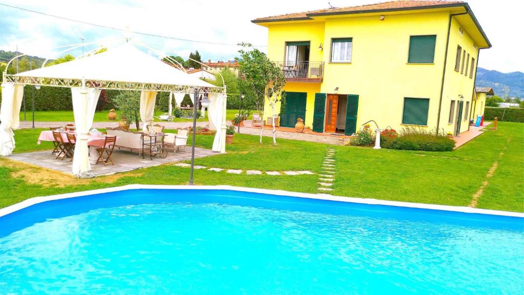 Bazén v ubytovaní Holiday home in Montecarlo Lucca 23964 alebo v jeho blízkosti