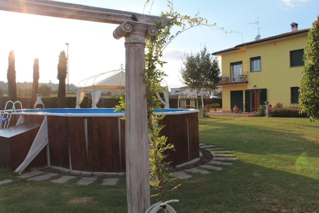 Bazén v ubytovaní Holiday home in Montecarlo Lucca 23964 alebo v jeho blízkosti