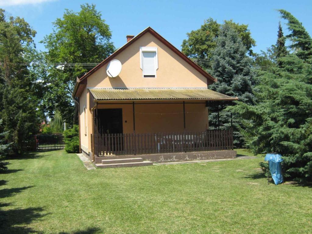 Fotografia z galérie ubytovania Holiday home in Balatonfenyves 18373 v destinácii Balatonfenyves