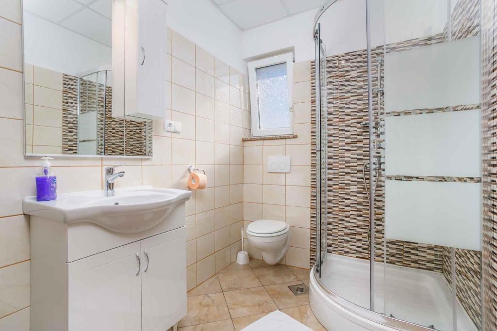 ein Badezimmer mit Toilette, Waschbecken und Dusche in der Unterkunft Apartments in Cizici - Insel Krk 31083 in Čižići