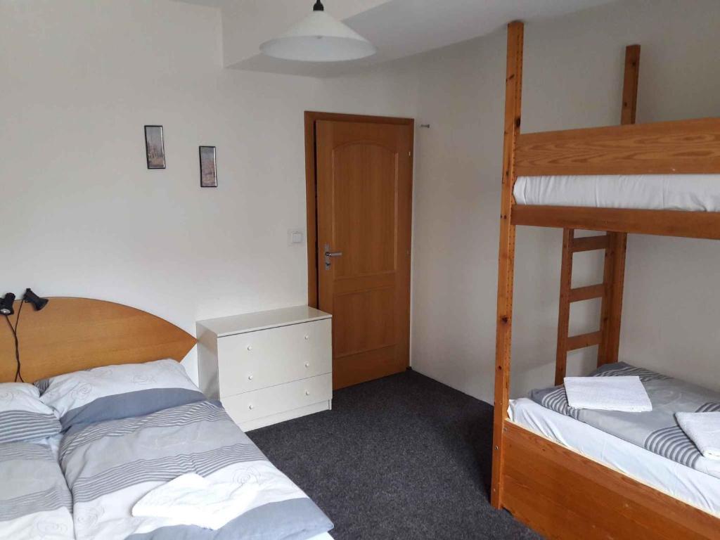 1 dormitorio con 2 camas y 1 litera en Apartments in Jachymov/Erzgebirge 33569, en Jáchymov