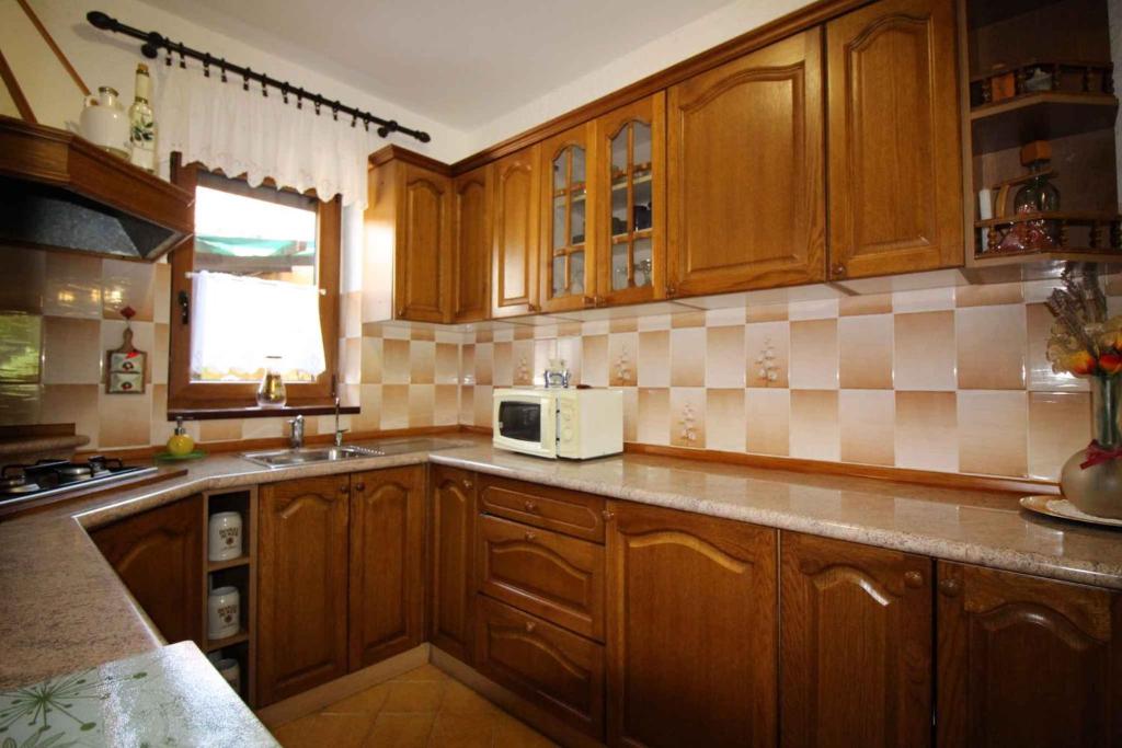 Kuchyňa alebo kuchynka v ubytovaní Holiday home in Porec/Istrien 35375