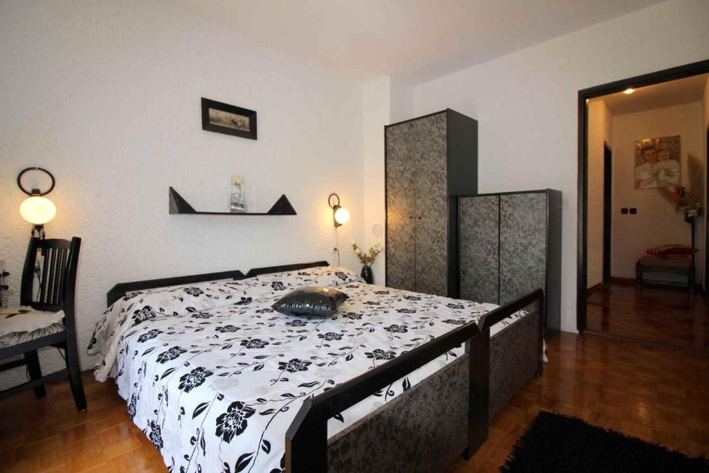 Posteľ alebo postele v izbe v ubytovaní Holiday home in Porec/Istrien 35375