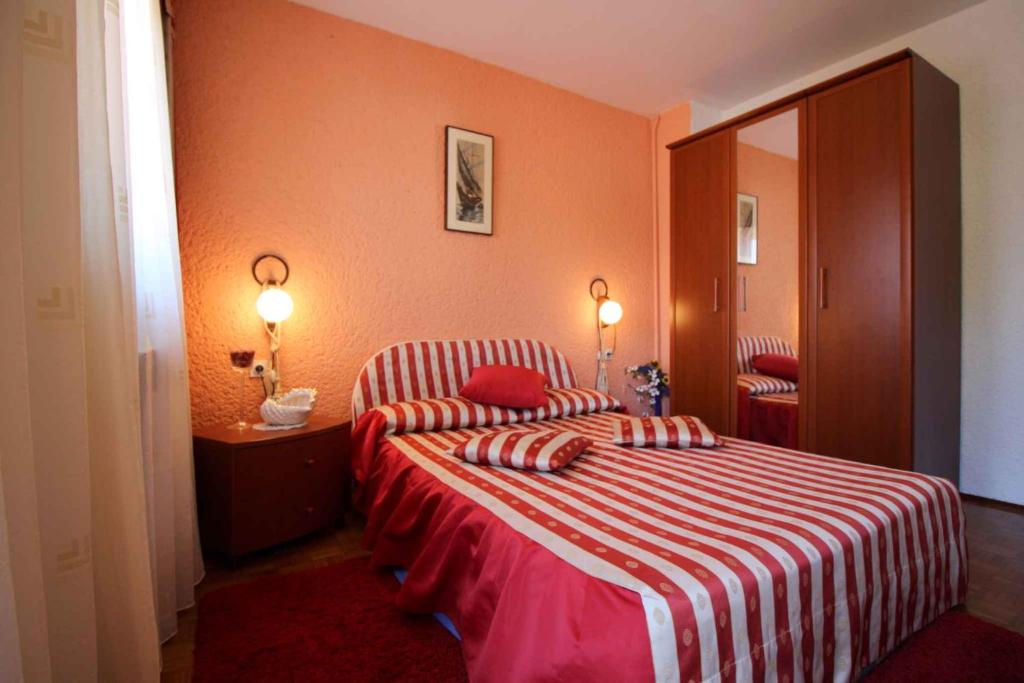 Posteľ alebo postele v izbe v ubytovaní Holiday home in Porec/Istrien 35375