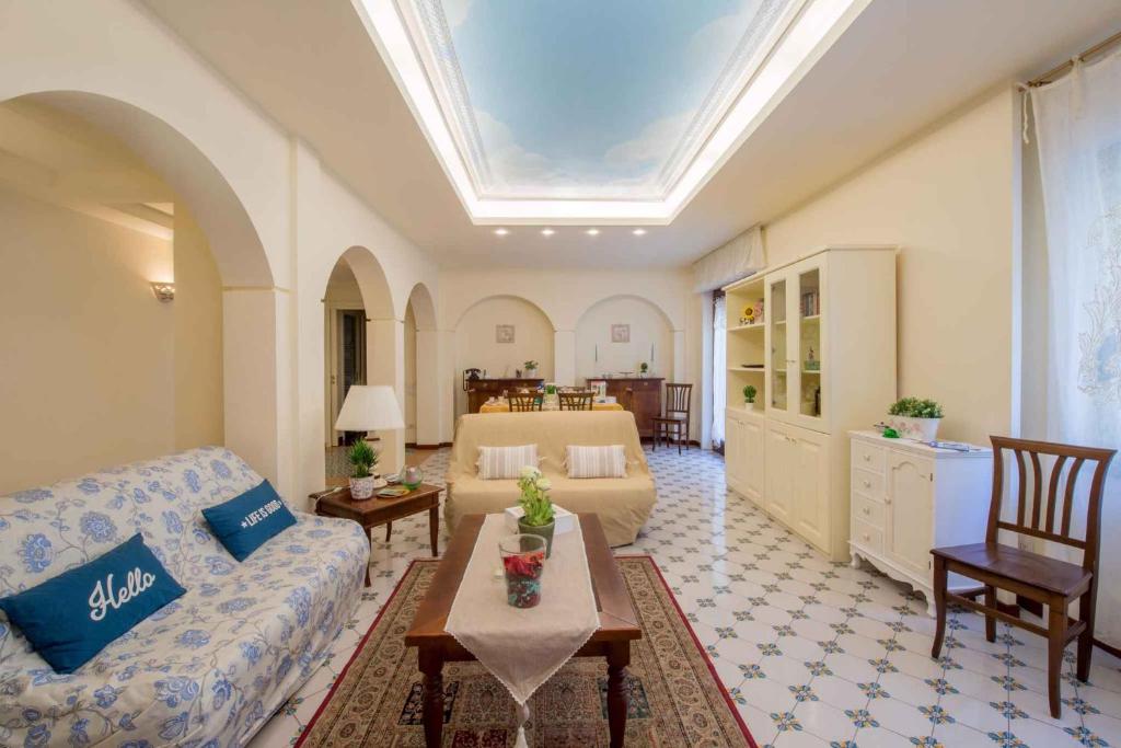 un soggiorno con divano e tavolo di Apartment in Sorrento/Kampanien 31442 a Sorrento
