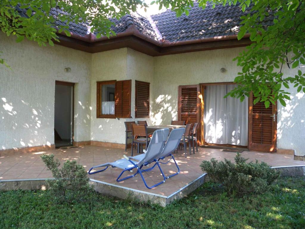 Fotografia z galérie ubytovania Holiday home Vonyarcvashegy/Balaton 31295 v destinácii Vonyarcvashegy