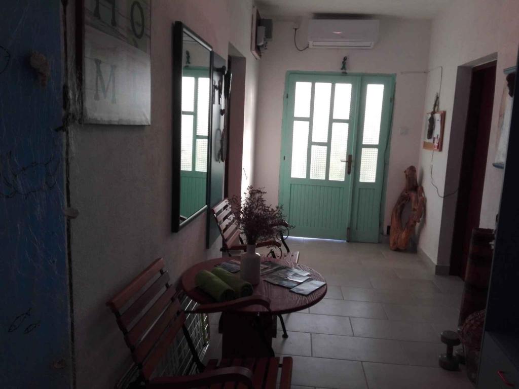 Zdjęcie z galerii obiektu Apartments in Razanac 35305 w mieście Miočić