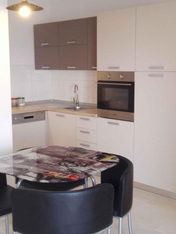 Zdjęcie z galerii obiektu Apartments in Razanac 35305 w mieście Miočić