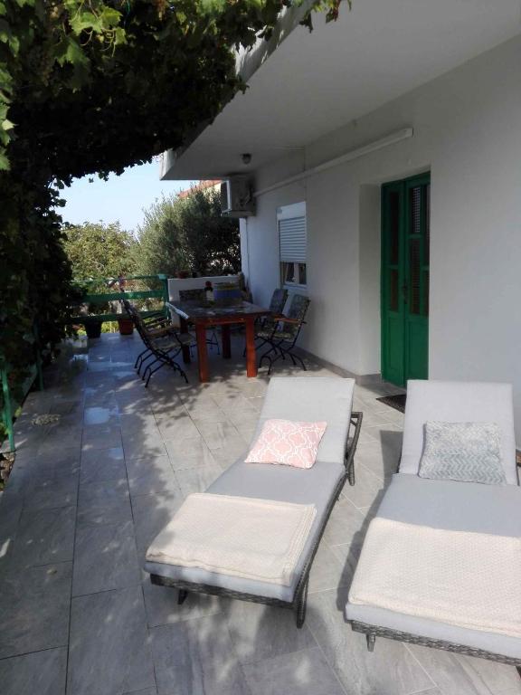 Zdjęcie z galerii obiektu Apartments in Razanac 35305 w mieście Miočić