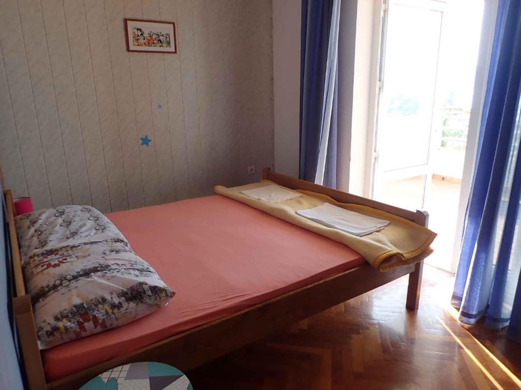Postel nebo postele na pokoji v ubytování Apartments Seline/Paklenica Riviera 6833