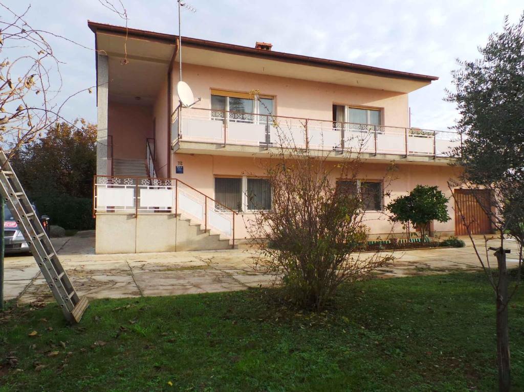 een huis met een veranda en een ladder ervoor bij Apartment in Fazana/Istrien 35838 in Fažana