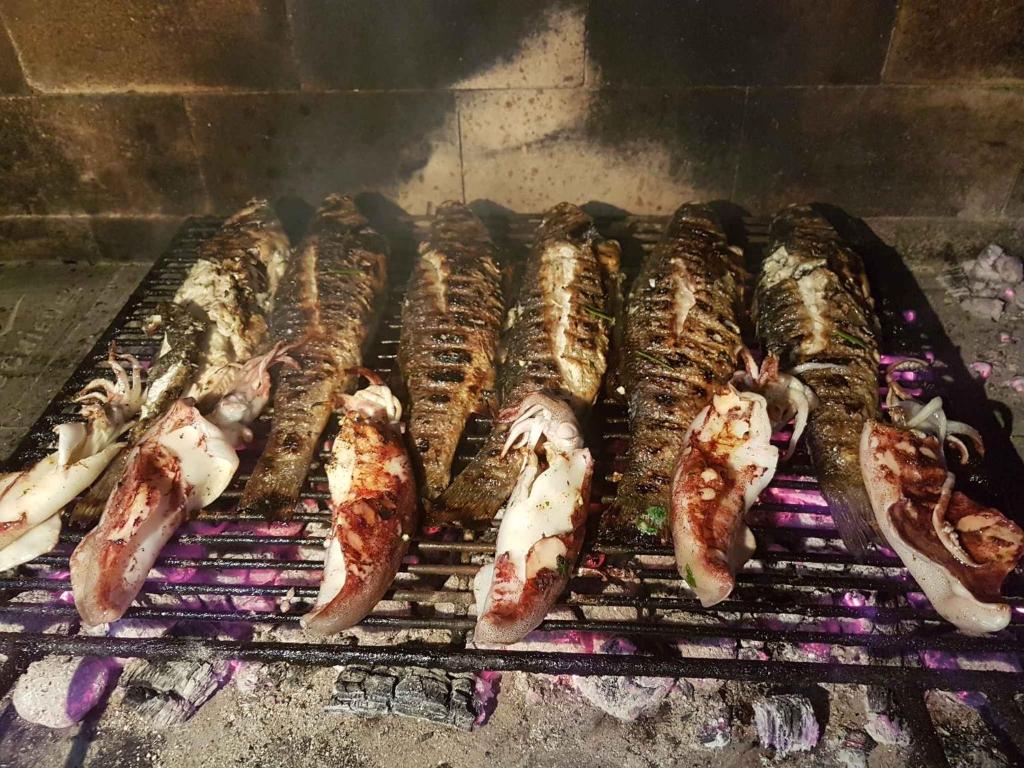Grupa ryb gotowanych na grillu w obiekcie Studio in Privlaka/Zadar Riviera 7840 w mieście Privlaka