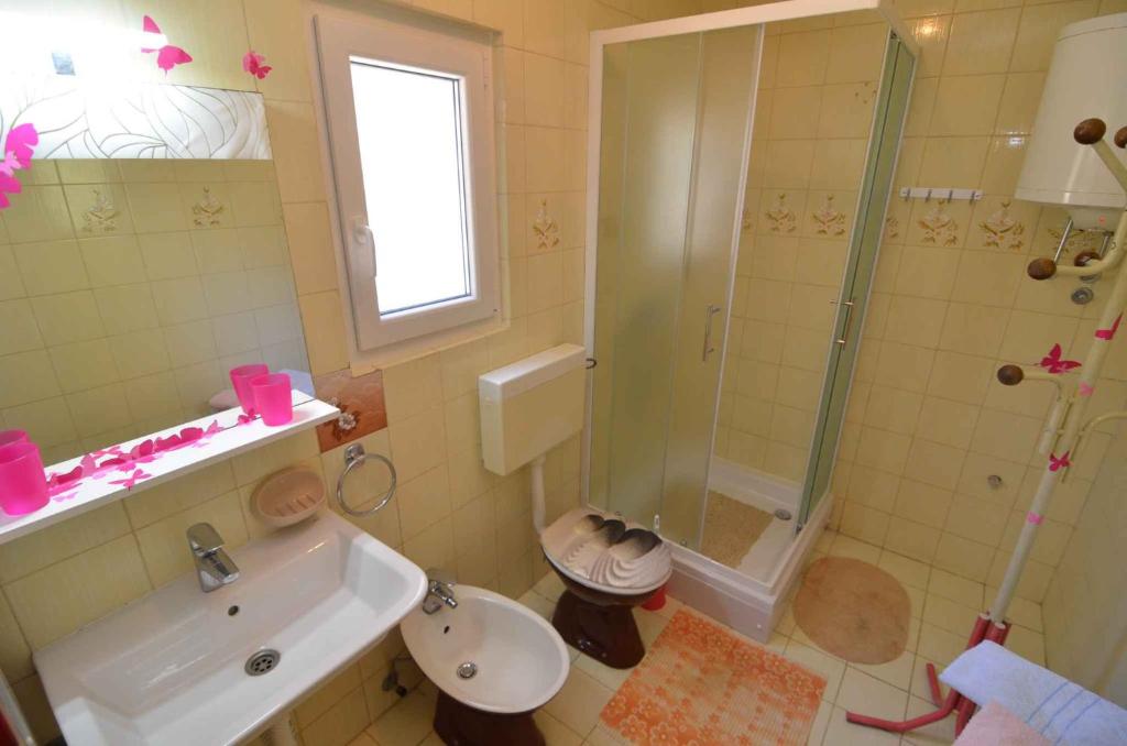 Kúpeľňa v ubytovaní Apartment in Petrcane/Zadar Riviera 7907