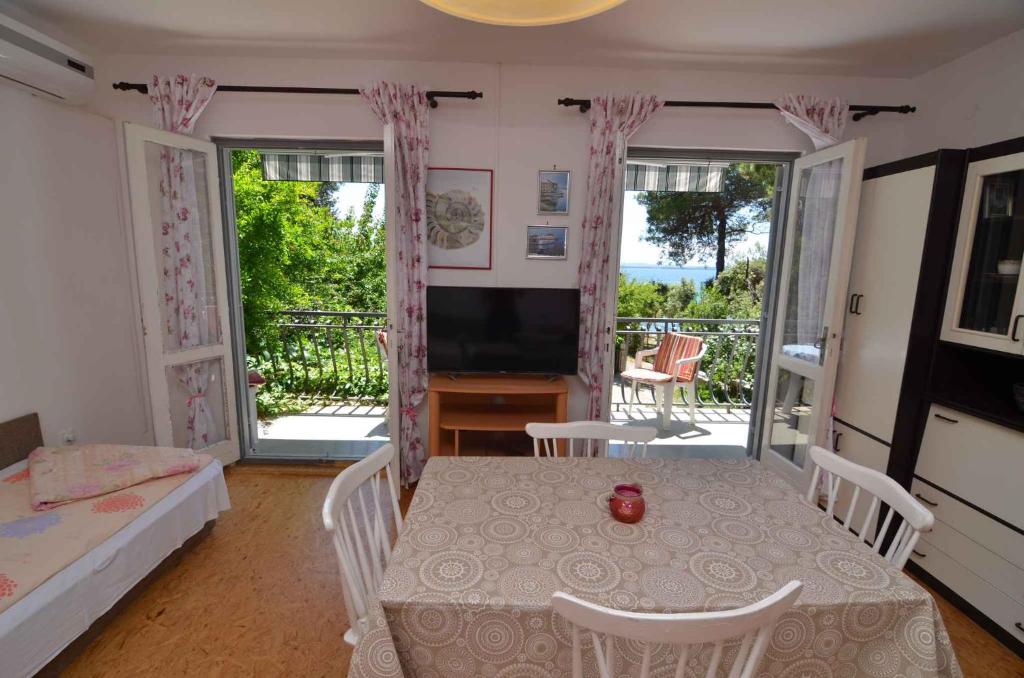 Televízia a/alebo spoločenská miestnosť v ubytovaní Apartment in Petrcane/Zadar Riviera 7907