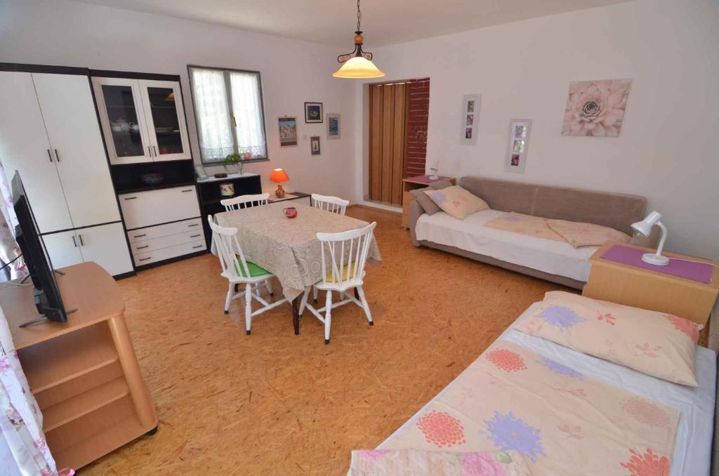 Posteľ alebo postele v izbe v ubytovaní Apartment in Petrcane/Zadar Riviera 7907