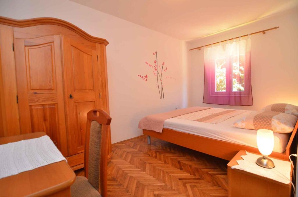Posteľ alebo postele v izbe v ubytovaní Apartment in Petrcane/Zadar Riviera 7907