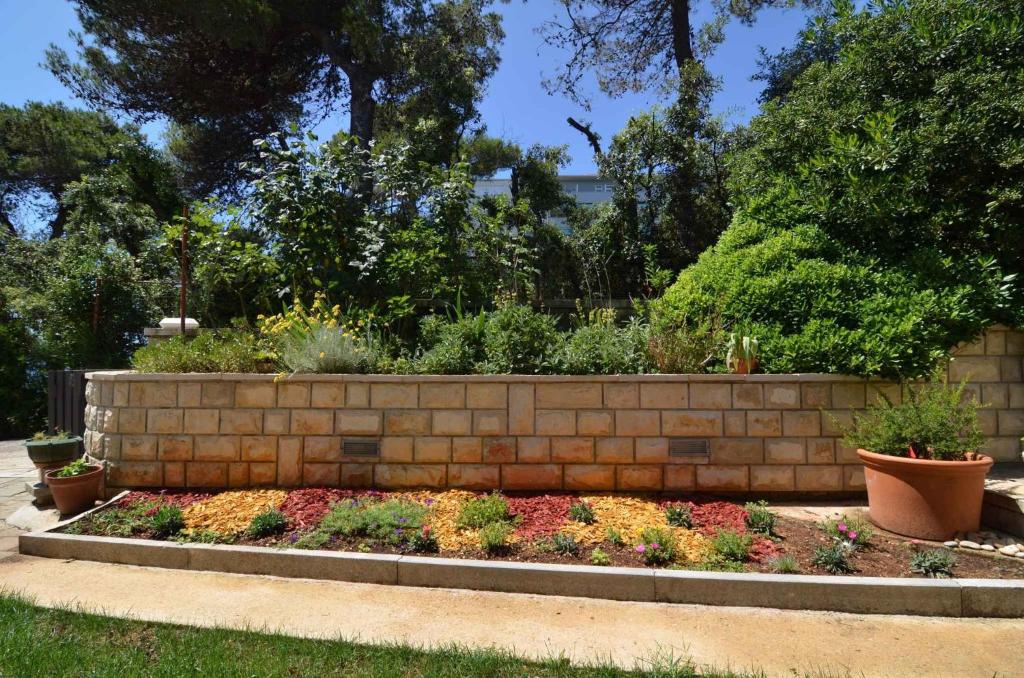 Vonkajšia záhrada v ubytovaní Apartment in Petrcane/Zadar Riviera 7907