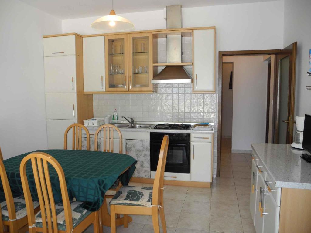 Kuchyň nebo kuchyňský kout v ubytování Apartments in Dramalj 13781