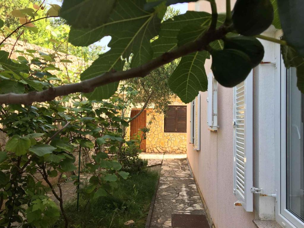 Ogród w obiekcie Apartments in Klimno - Insel Krk 12514