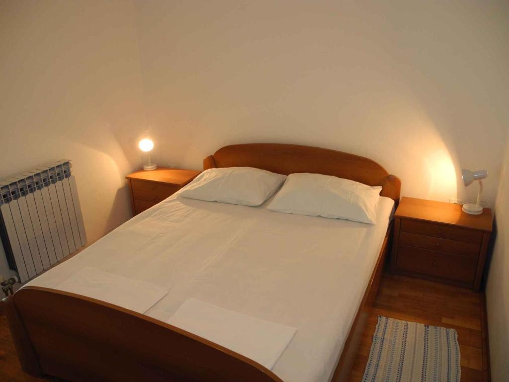 Postel nebo postele na pokoji v ubytování Apartments in Dramalj 13781