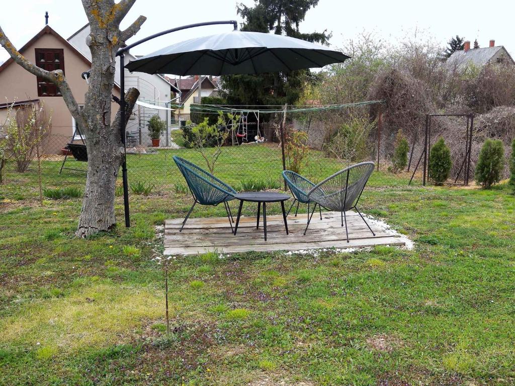 A garden outside Apartments in Balatongyörök 34590