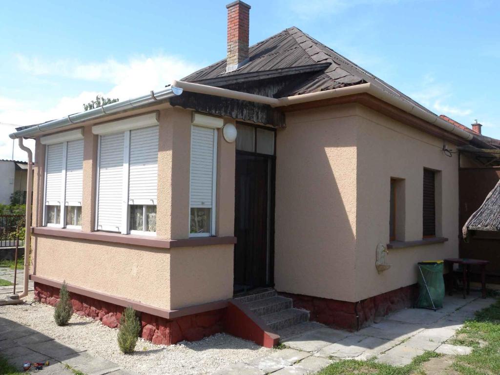 バラトンケレストゥールにあるHoliday home in Balatonkeresztur 34529の小屋(玄関、扉付)