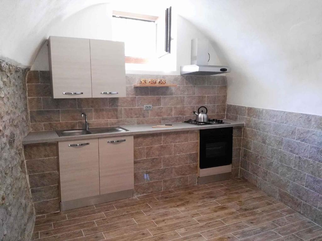 Kuchyňa alebo kuchynka v ubytovaní Apartments in Tremosine/Gardasee 33428