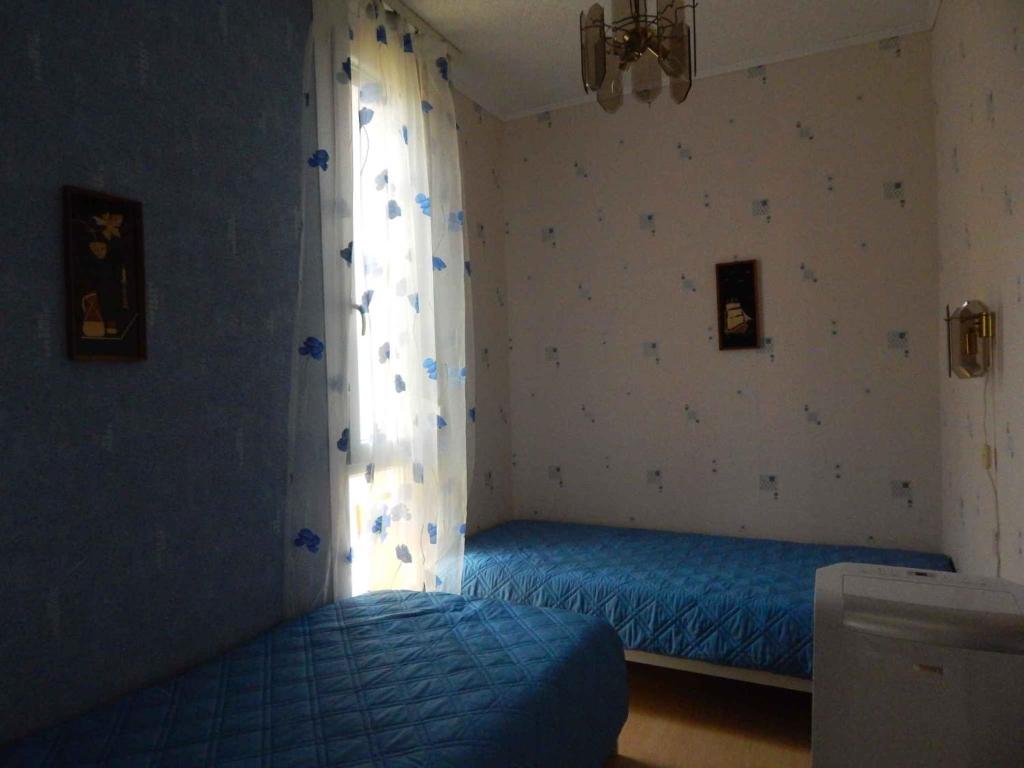 Un dormitorio con una cama azul y una ventana en Apartment in Zalakaros 35693, en Zalakaros
