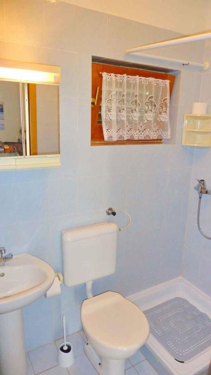 Łazienka z białą toaletą i umywalką w obiekcie Apartments in Dobrinj/Insel Krk 35141 w mieście Dobrinj