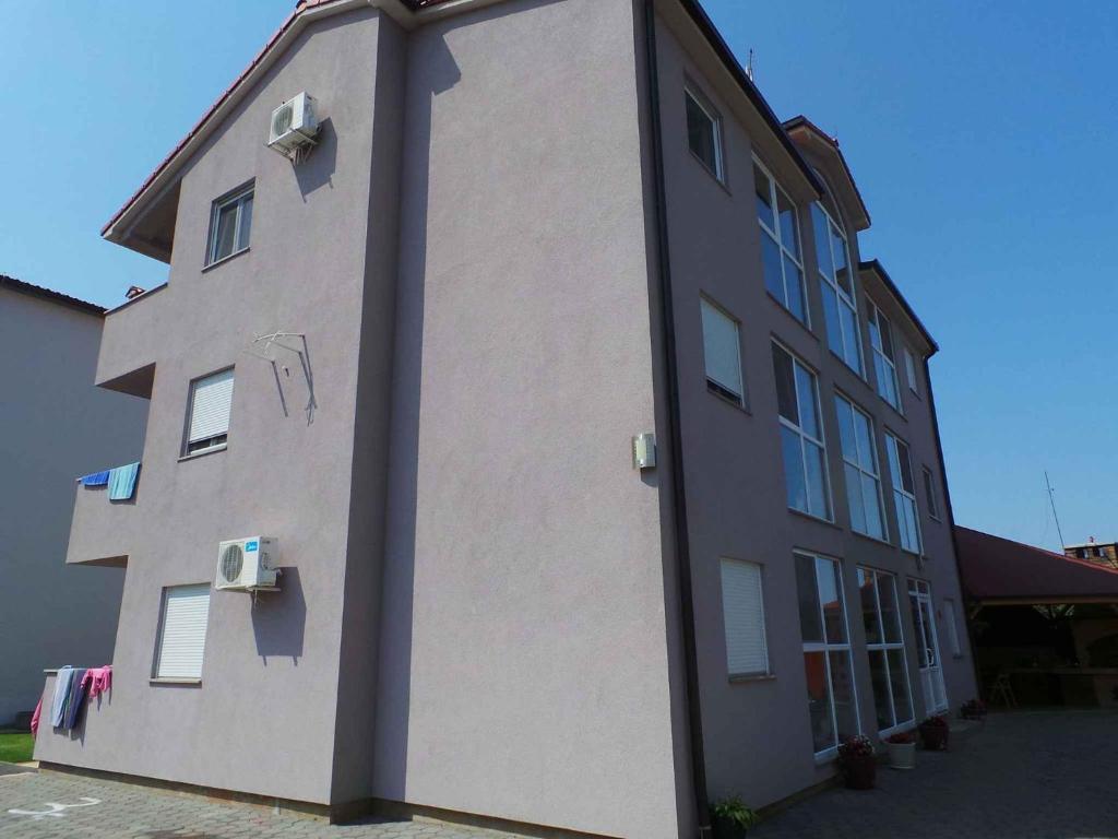Budova, v ktorej sa apartmán nachádza