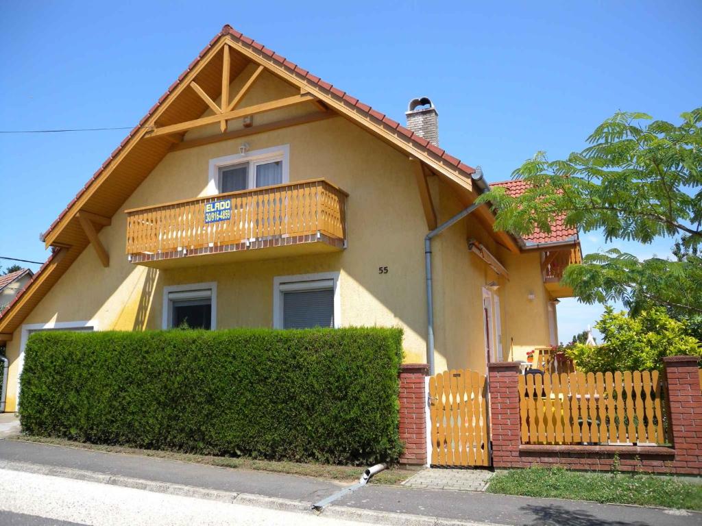 フォニョードにあるApartment in Fonyod/Balaton 35365の黄色の家