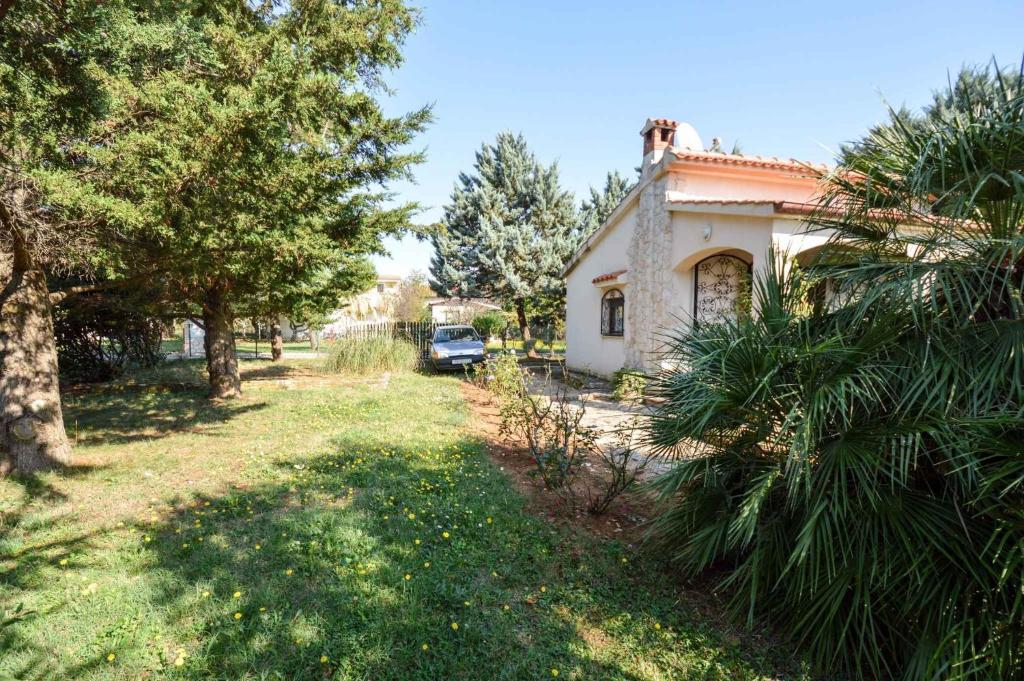 uma casa com um carro estacionado no quintal em Holiday home in Medulin/Istrien 35448 em Medulin
