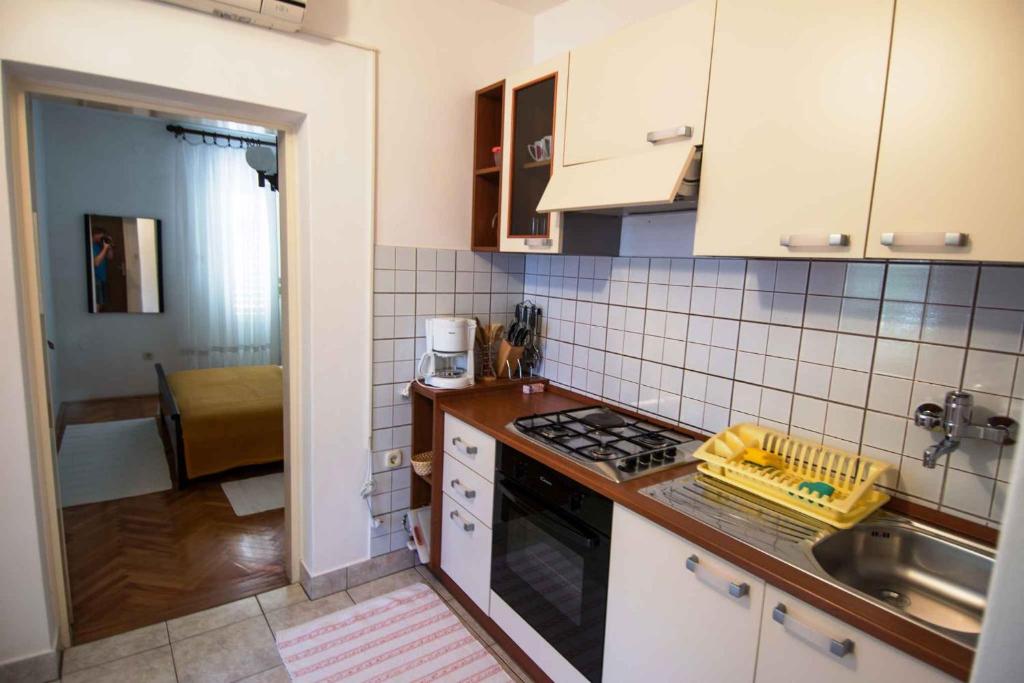 Kuchyňa alebo kuchynka v ubytovaní Apartments in Biograd na Moru 8034