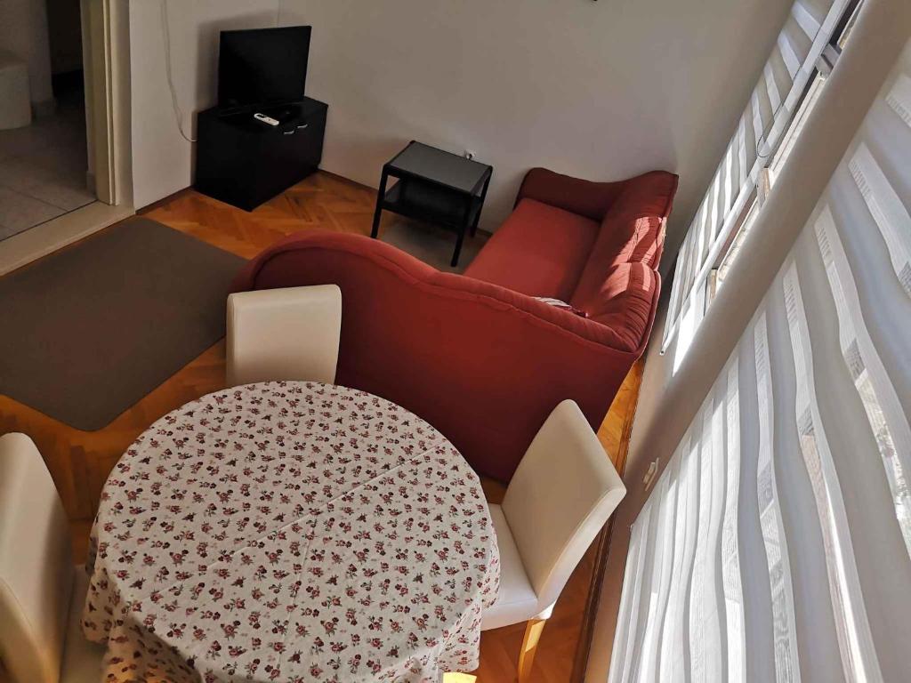 Televízia a/alebo spoločenská miestnosť v ubytovaní Apartments in Biograd na Moru 8034