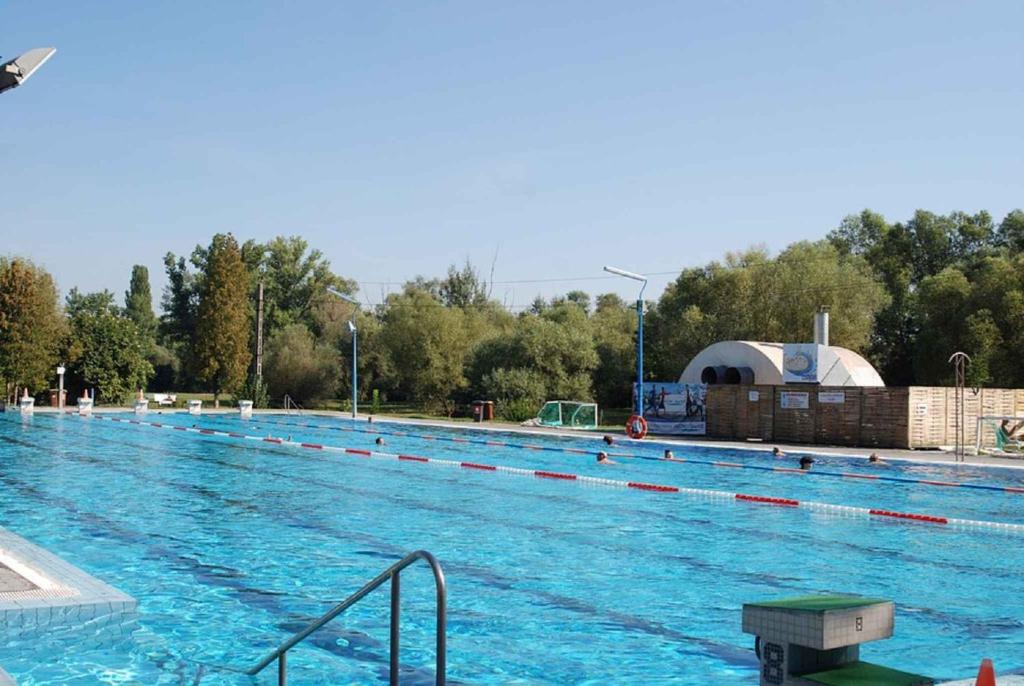The swimming pool at or close to Holiday home in Leanyfalu/Donauknie 35231
