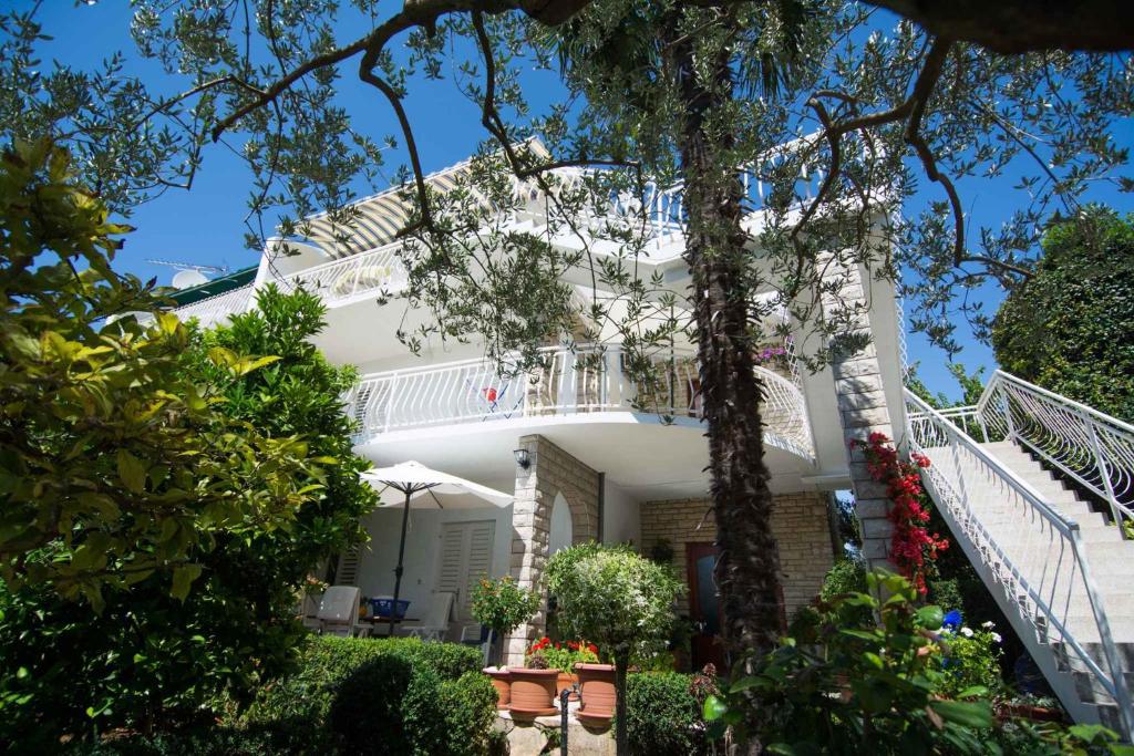 Vonkajšia záhrada v ubytovaní Apartments in Biograd na Moru 8034