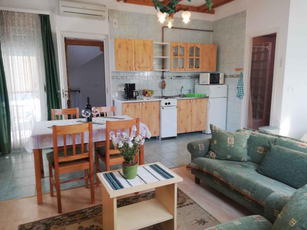 Kuchnia lub aneks kuchenny w obiekcie Apartment Zalakaros 8