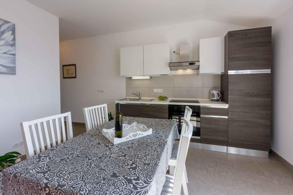 Kuchyň nebo kuchyňský kout v ubytování Apartment in Crikvenica 34970