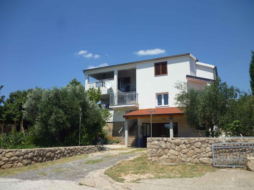 Casa blanca grande con pared de piedra en Apartment in Starigrad-Paklenica 34902 en Starigrad-Paklenica