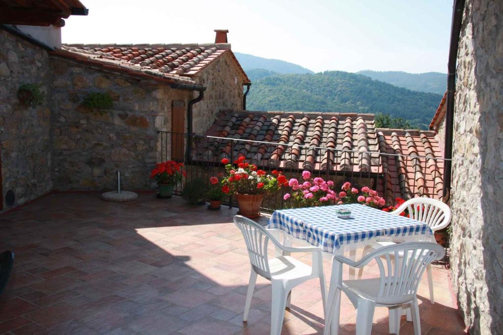 patio ze stołem i krzesłami oraz dom w obiekcie Holiday home in Montieri/Toskana 34273 w mieście Montieri