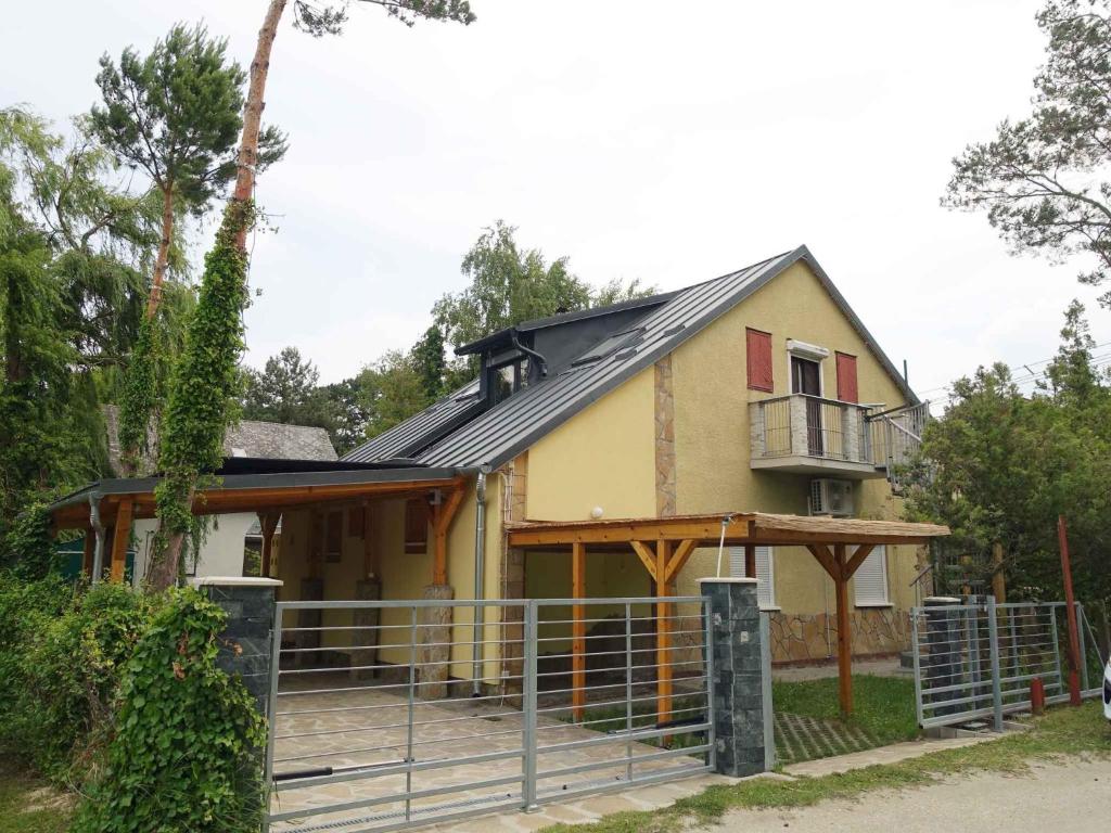バラトンフェニヴェシュにあるHoliday home in Balatonfenyves 34651の金属屋根建築中の家