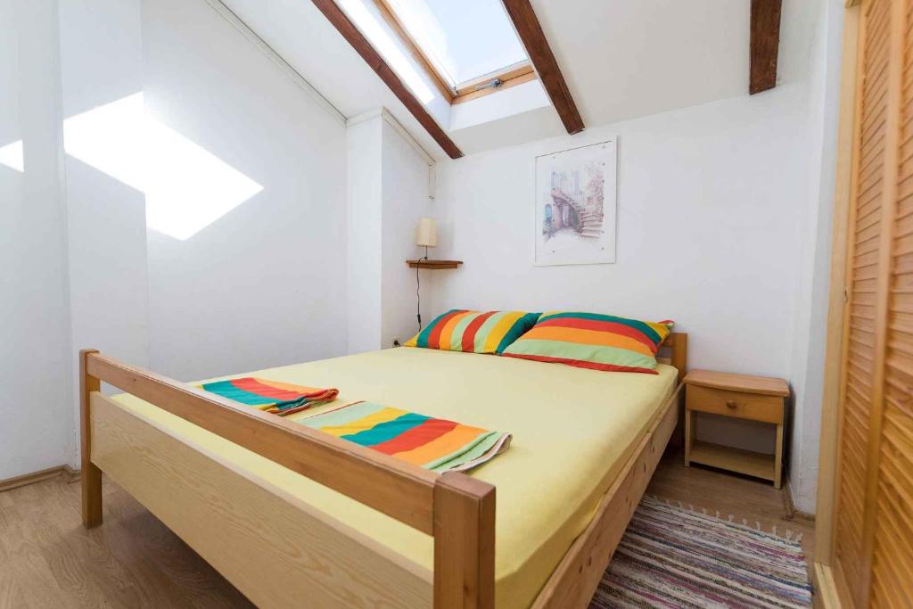 um quarto com uma cama e uma clarabóia em Apartments in Crikvenica 31165 em Crikvenica