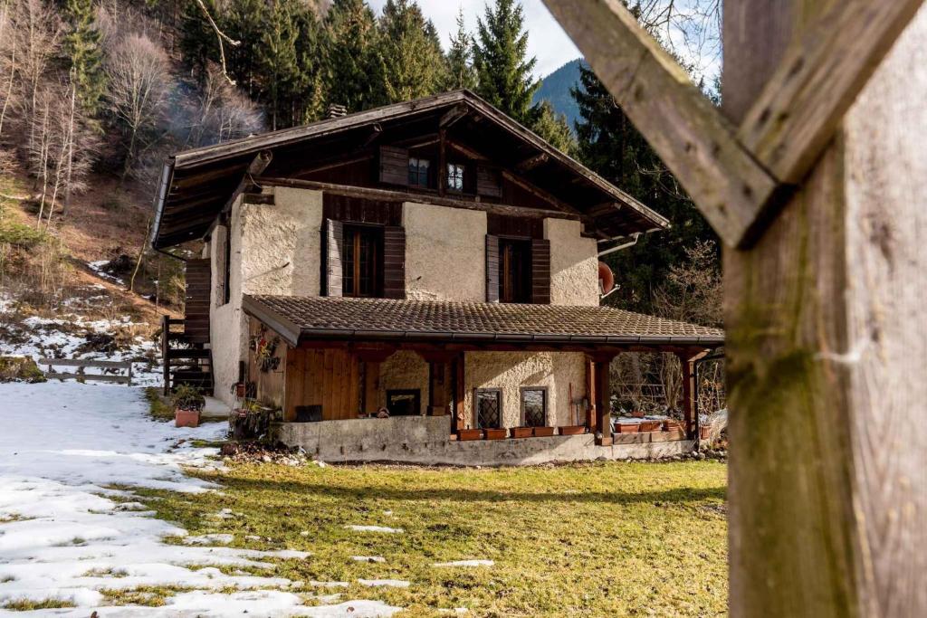 een oud houten huis met sneeuw op de grond bij Holiday home in Molina in Lenzumo di Concei